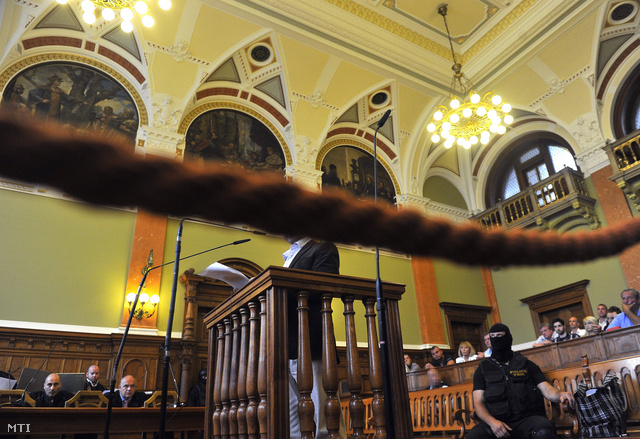 P. Tamás elsőrendű vádlott felolvassa vallomását a Prisztás-gyilkosság tárgyalásán, a Fővárosi Törvényszéken 2013. május 17-én.