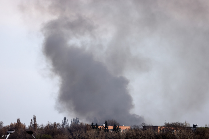 Füst száll fel a dnyiprói repülőtérről 2022. április 10-én