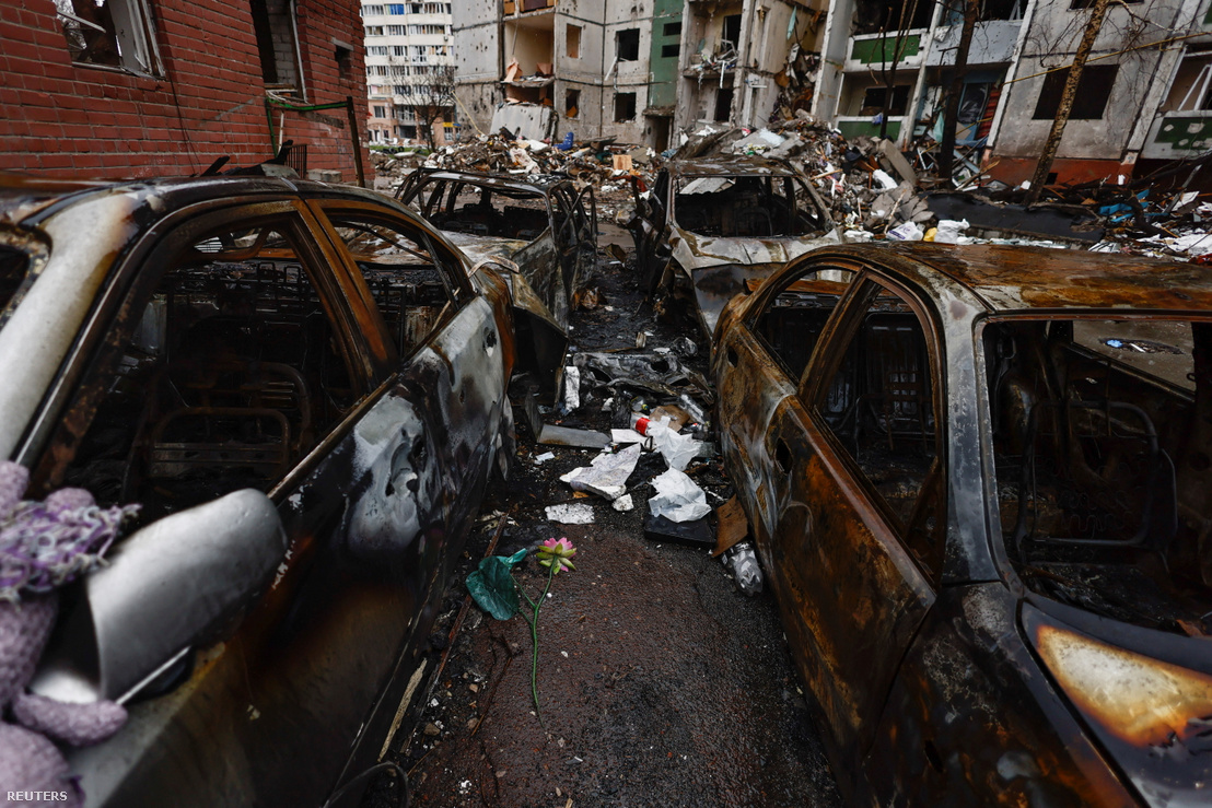 Az ukrajnai orosz invázió következtében megsemmisült autók Csernyihivben 2022. április 9-én