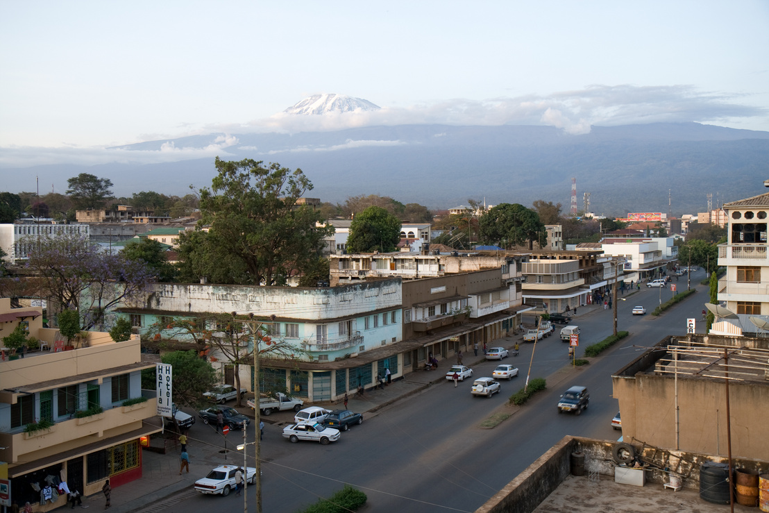 Moshi városa a Kilimandzsáróval