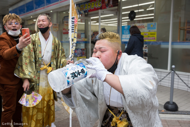 Hagyományos beavatási ceremónia alkoholvedeléssel a nagykorúsodó japán fiatalok körében