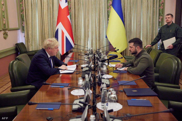 Volodimir Zelenszkij (j) és Boris Johnson brit miniszterelnök (b) megbeszélést folytat Kijevben 2022. április 9-én