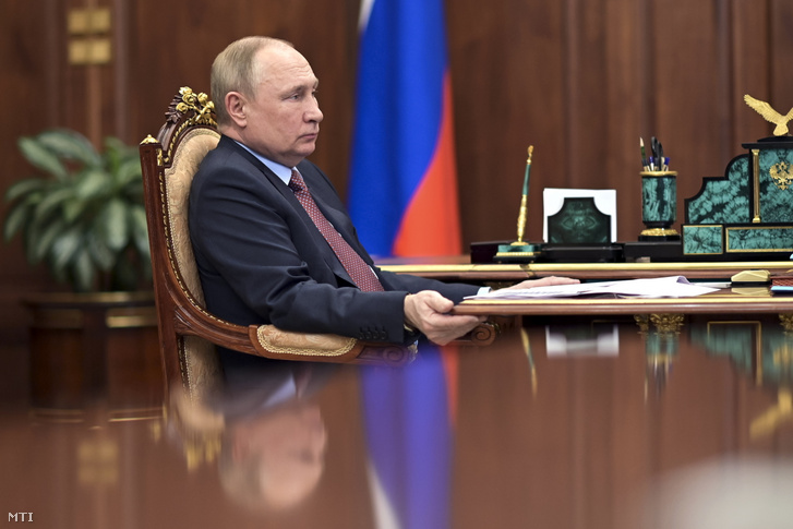 Vlagyimir Putyin orosz elnök egy tanácskozáson vesz részt a moszkvai Kremlben 2022. április 6-án