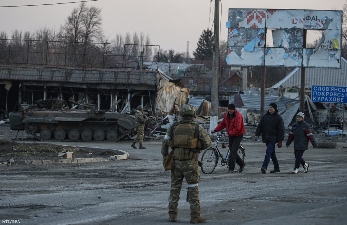 Orosz katonák a Donyeck megye déli részén fekvő Volnovahában 2022. március 26-án
