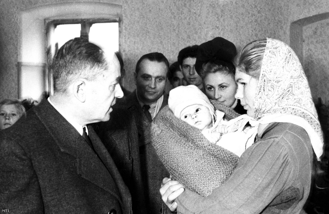 Molnár Erik külügyminiszter 1946 novemberében áttelepített magyarok egy csoportjával beszélget Rajkán 1946. december 1-jén