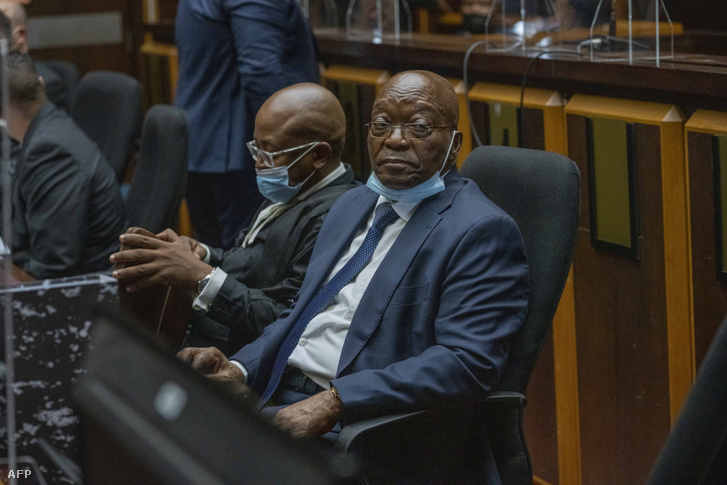 Jacob Zuma, a Dél-afrikai Köztársaság volt elnöke ül a pietermaritzburgi felső bíróságon 2022. január 31-én