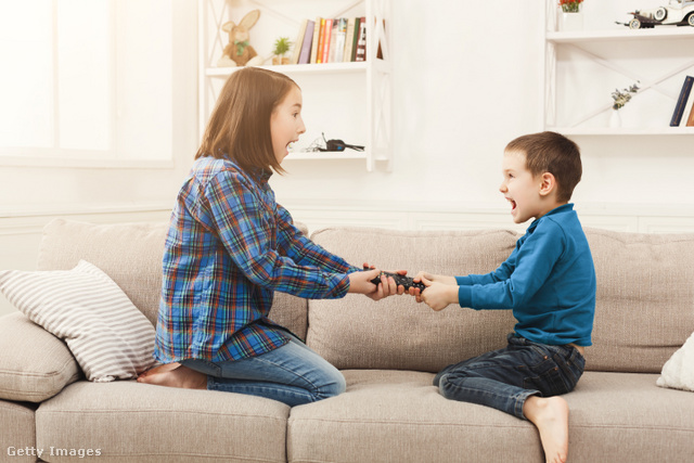 A gyerekek kétféle viselkedési formával reagálnak a családon belüli zűrzavarra