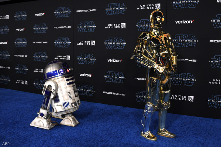 R2-D2 (b) és C-3PO a Disney Star Wars: Skywalker felemelkedése című film világpremierjén Hollywoodban, Kaliforniában 2019. december 16-án