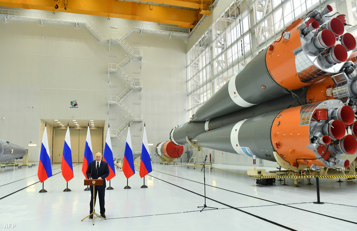 Vlagyimir Putyin 2022. április 12-én a Vosztocsnij űrrepülőtéren tartott díjátadó ünnepségen