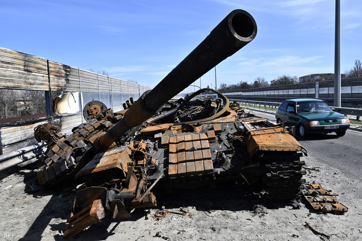 Kiégett orosz tank egy Kijevtől nyugatra lévő úton 2022. április 7-én