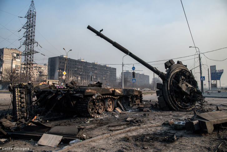 Megsemmisült orosz tank Mariupolban 2022. március 23-án