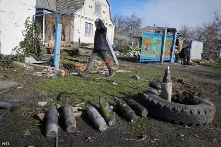 Fel nem robbant orosz bombák előtt megy egy fiú az ukrán hadsereg által visszafoglalt, Kijev közelében lévő Andrijivkában 2022. április 11-én