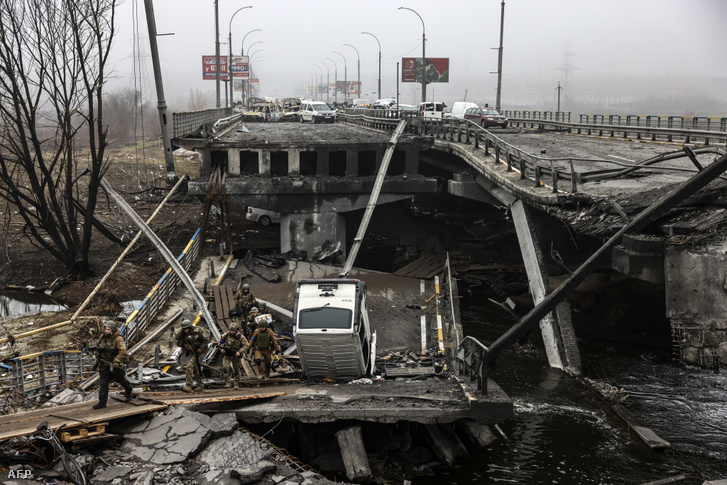 Ukrán katonák egy lerombolt hídon Irpiny bejáratánál, Kijev közelében 2022. április 1-jén