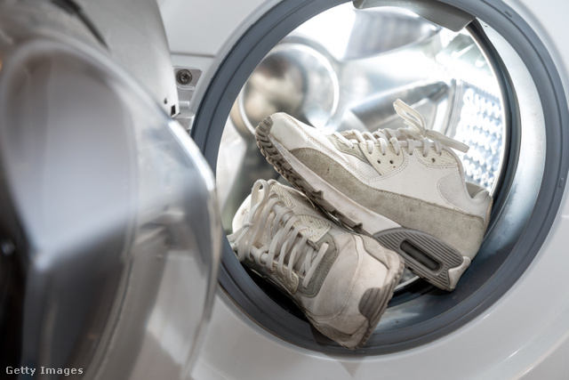 A legtöbb cipőt kockázatos mosógépben tisztítani