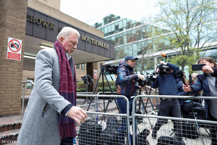 Boris Becker egykori teniszező távozik a csődbűncselekmények miatti tárgyalása után a londoni Southwark Crown Courtról 2022. április 8-án