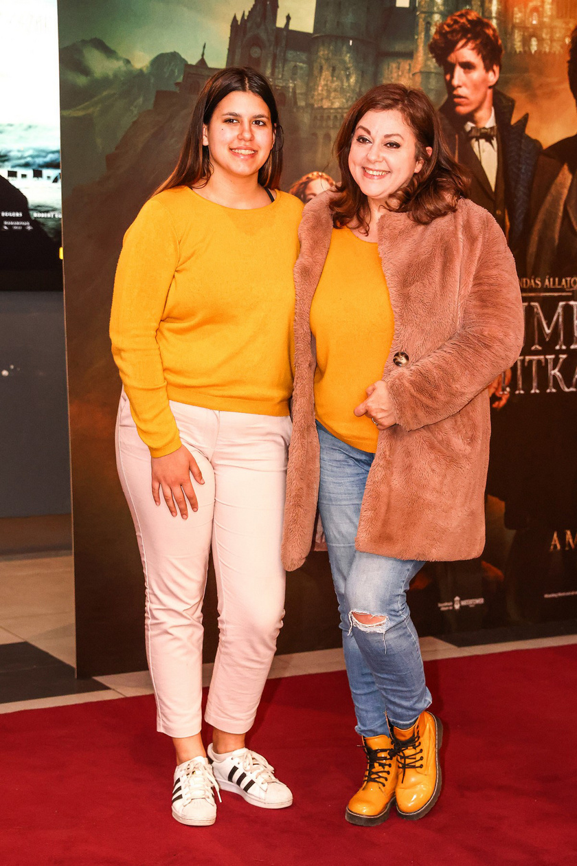 Erdélyi Mónikának és lányának, Mollinak is jól áll a mustársárga szín, amiből ugyanolyan pulóvert választottak.