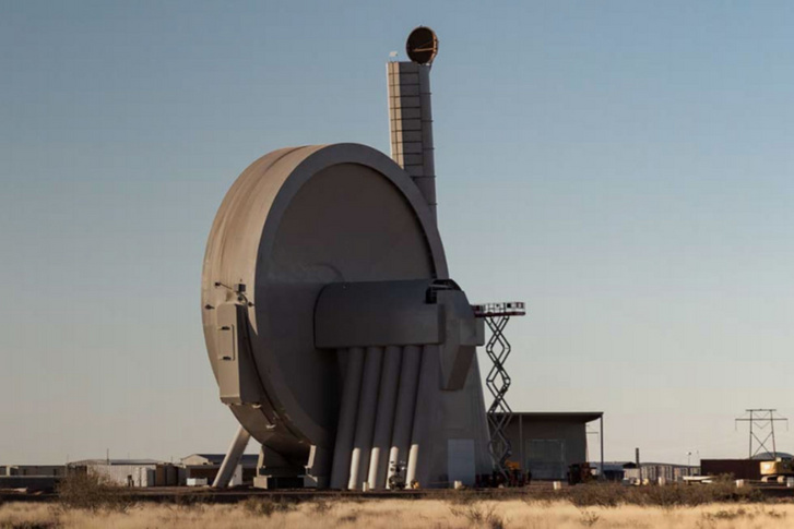 A SpinLaunch óriási centrifuga prototípusa. Még csak harmadakkora, mint a végleges, de így is olyan magas, mint az amerikai Szabadság-szobor