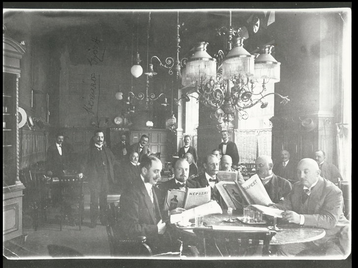 Centrál Kávéház, Budapest. Kereskedők a Centrál Kávéházban az 1910-es években