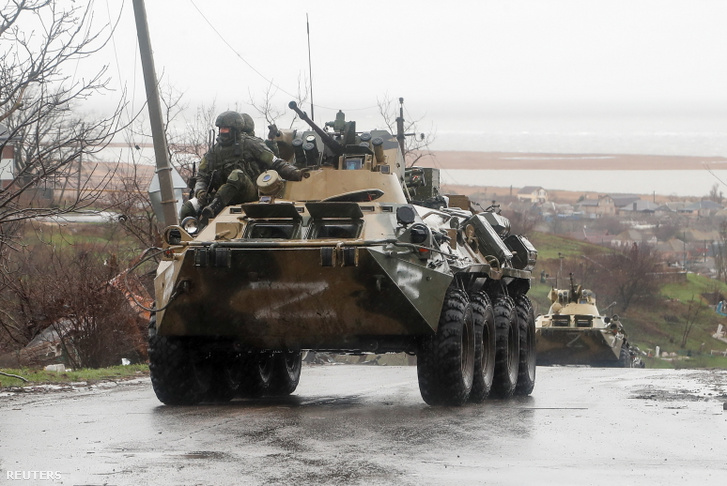 Orosz katonának Ukrajna déli kikötőjében, Mariupolban 2022. április 13-án