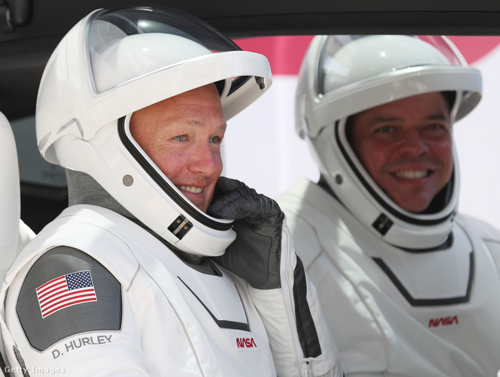 A NASA űrhajósai, Bob Behnken és Doug Hurley a Kennedy Űrközpontban 2020. május 30-án