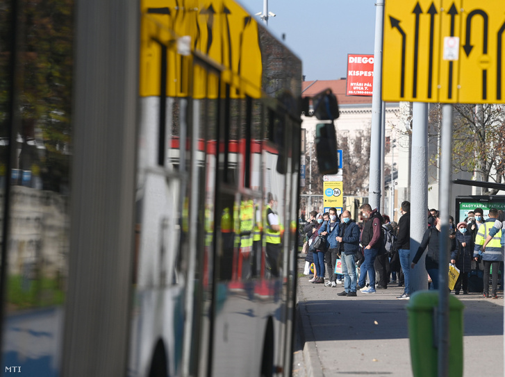 Utasok várnak a metrópótló buszra a Nagyvárad téren 2020. november 7-én