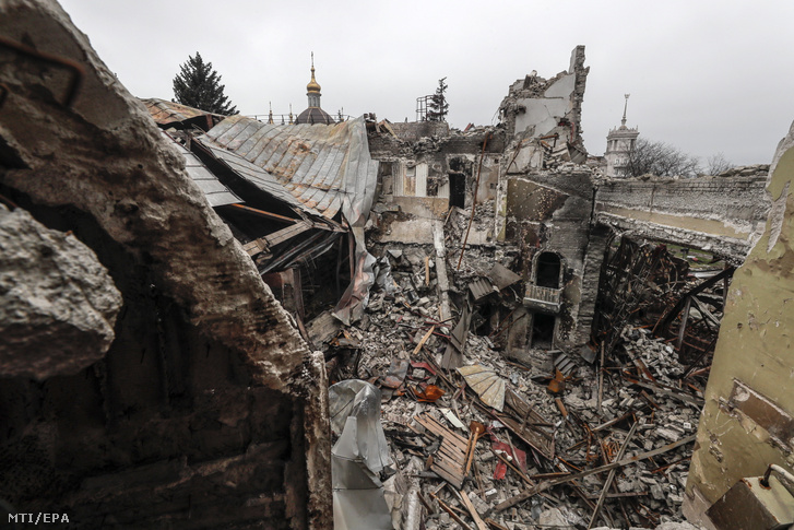Az orosz támadásban megsemmisült mariupoli Dráma Színház maradványai 2022. április 12-én
