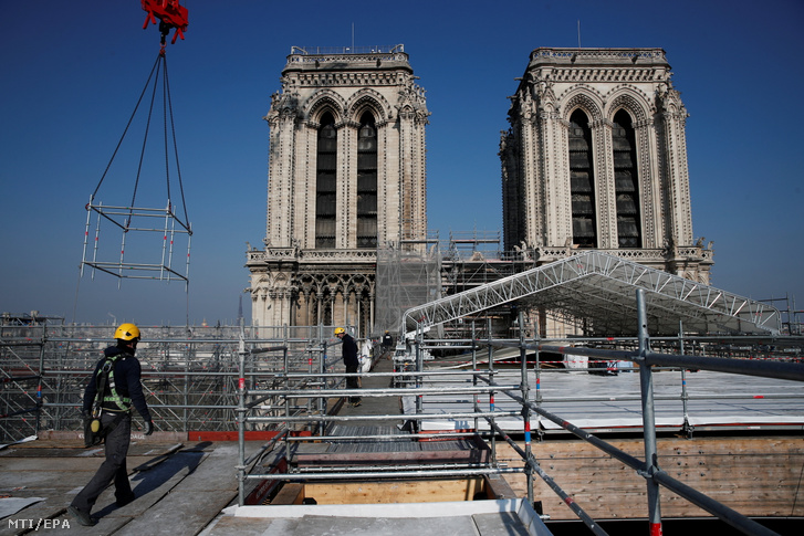 Munkás a párizsi Notre-Dame-székesegyház újjáépítésén 2021. április 15-én, két évvel a katedrálisban pusztító tűzvész után