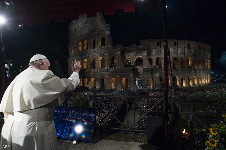 Ferenc pápa 2022. április 15-én a Colosseumnál