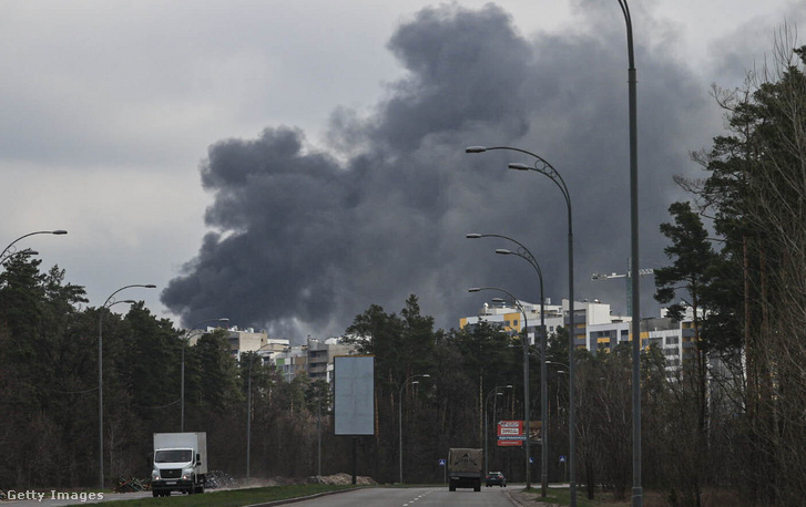 Füst száll fel Kijev Darnyitszkij kerületében 2022. április 16-án
