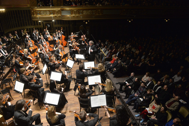 Keller András karmester vezényli a Concerto Budapest zenekart 2016. február 19-én