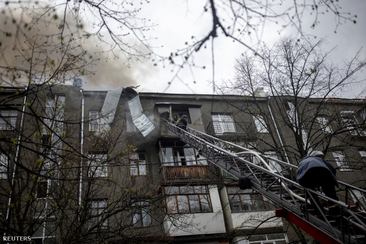 Légicsapás ért egy lakóházat Harkivban, Ukrajnában 2022. április 17-én