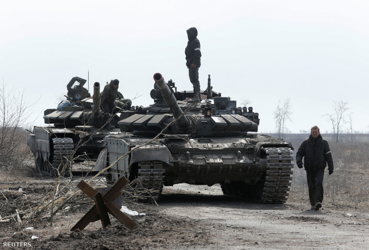 Orosz katonák haladnak el Ukrajnában 2022. március 20-án