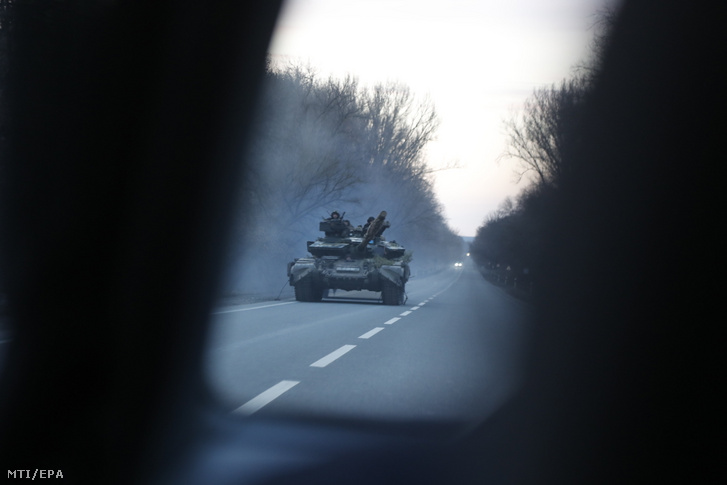 Ukrán tankok haladnak egy úton a kelet-ukrajnai Szjevjerodoneck közelében 2022. február 24-én