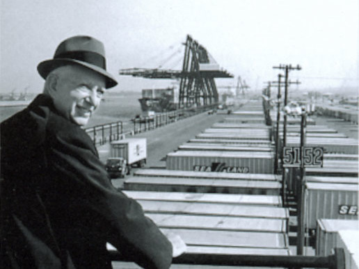 Malcom McLean a newarki kikötőben 1957-ben