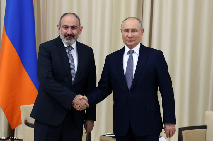 Vlagyimir Putyin orosz elnök fogadja Nikol Pasinján örmény miniszterelnököt Novo-Ogarjovóban 2022. április 19-én