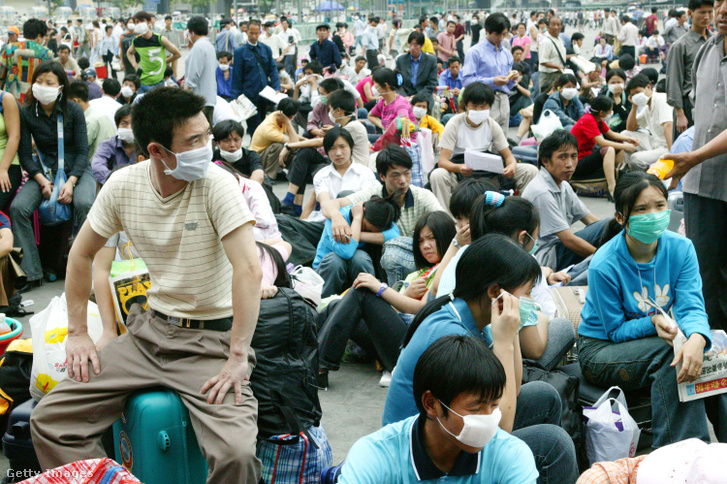 A SARS-vírus miatt munkások ezrei hagyják el a kínai Kanton (Guangzhou) városát 2003. május 2-án