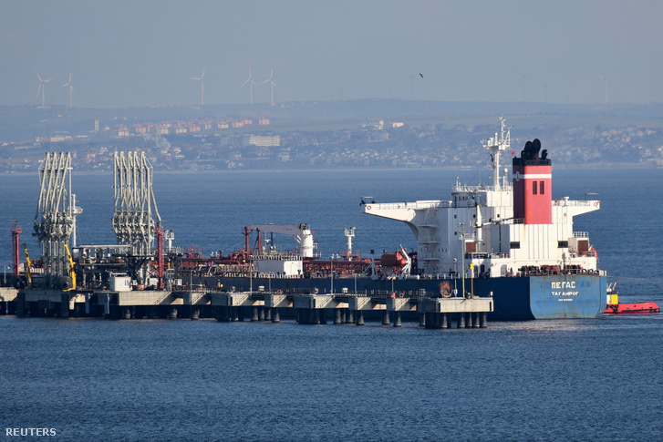 Az orosz zászló alatt közlekedő Pegas olajszállító tanker a nyugat-törökországi Marmaraereğlisi kikötőjében 2022. január 16-án
