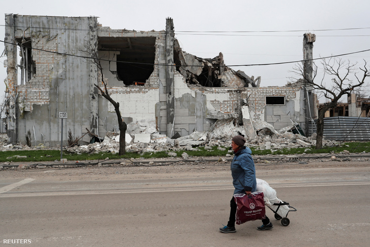 Egy helyi lakos sétál Mariupolban 2022. április 19-én