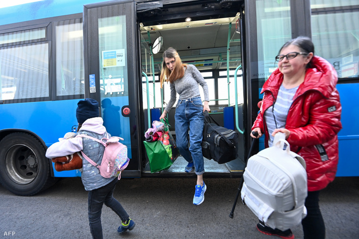 Ukrán menekültek szállnak le a buszról Budapesten 2022. március 21-én