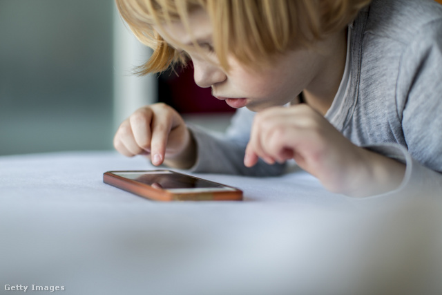 A gyerekek könnyen a mobil rabjává válnak