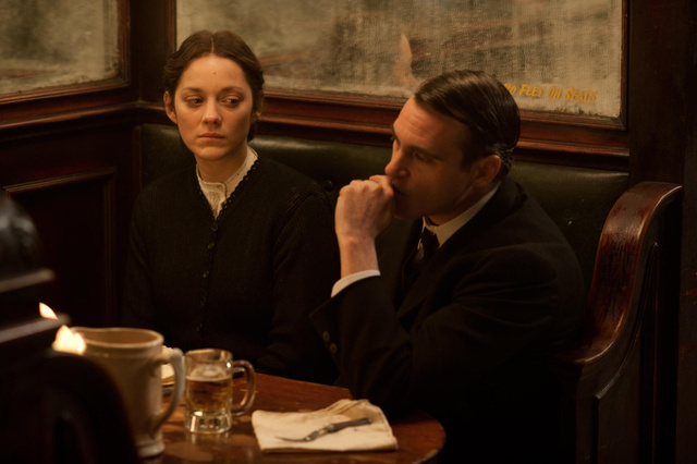 picture-of-joaquin-phoenix-and-marion-cotillard-in-the-immigrant