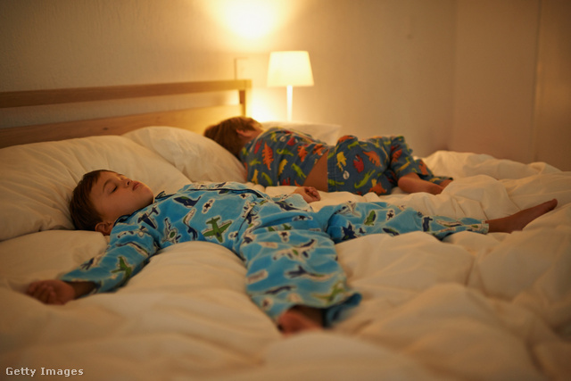 A sötét lehet riasztó, de a fény káros hatást gyakorol a gyerek alvására