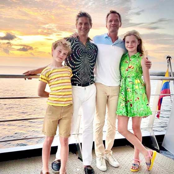 Április 20-án osztotta meg ezt a családi fotót a közös nyaralásról. Jól látszik, Harper milyen magas és szép lány lett.