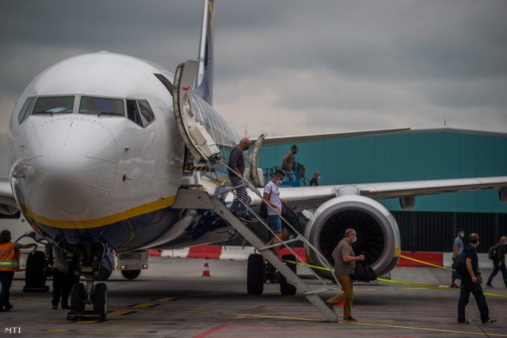 Érkező utasok a Liszt Ferenc-repülőtéren 2020. július 17-én