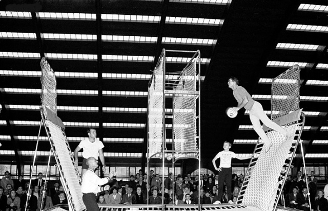 Spaceballmeccs Párizsban 1965-ben. Az előtérben bal oldalon George Nissen