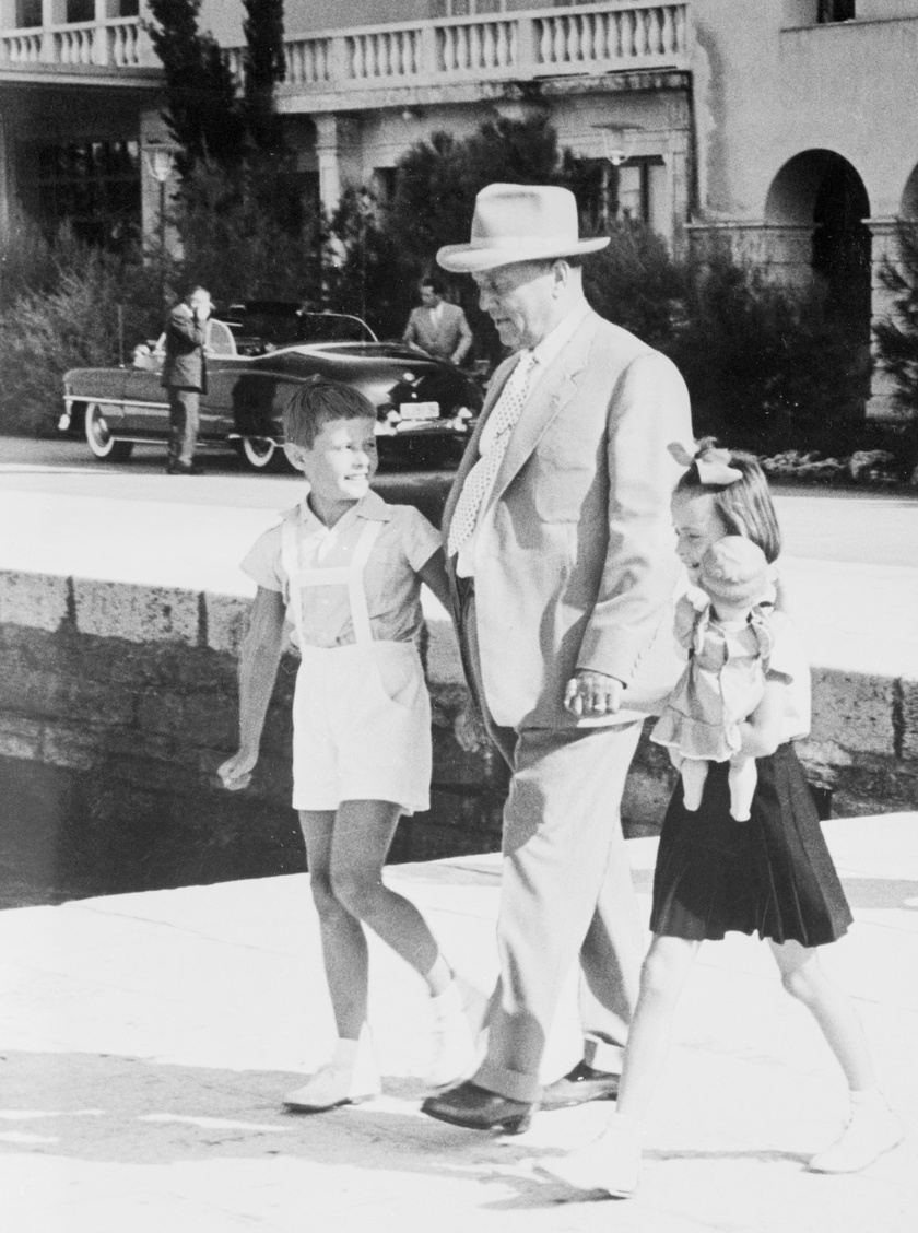 Tito unokáival a híres villa és az elnöki Cadillac előtt.