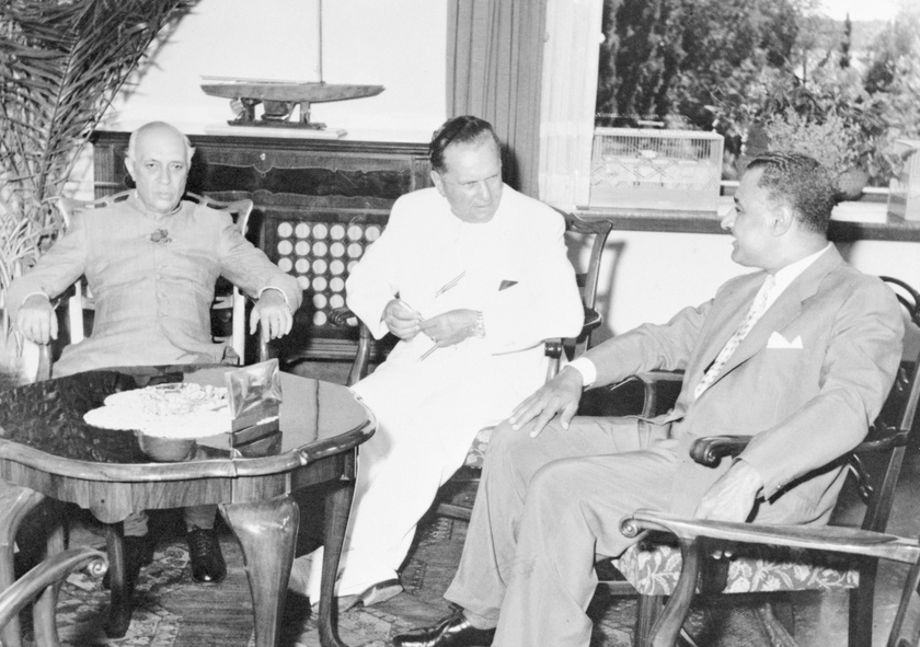 Tito ma is meglátogatható dolgozószobájában az el nem kötelezettek mozgalmának vezetőivel, az indiai Nasszerrel és Nehruval.