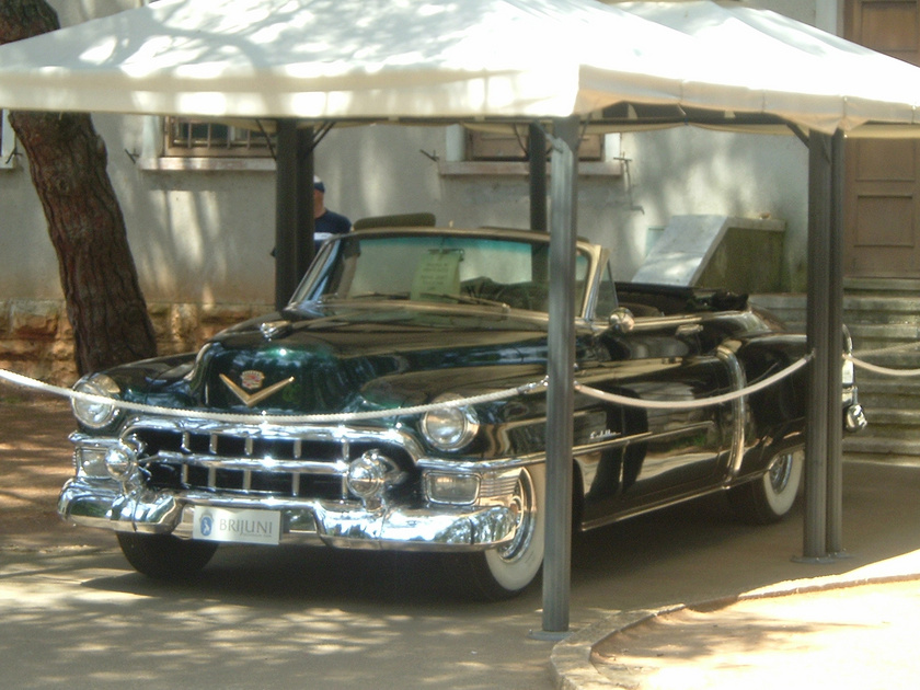 Tito híres Cadillacje, amivel előkelő vendégeit vezette végig a szigeten.