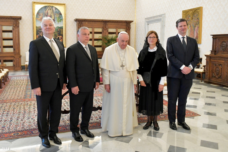 A Vatikáni Média által közreadott képen Ferenc pápa magánkihallgatáson fogadja Orbán Viktor miniszterelnököt a Vatikánban 2022. április 21-én