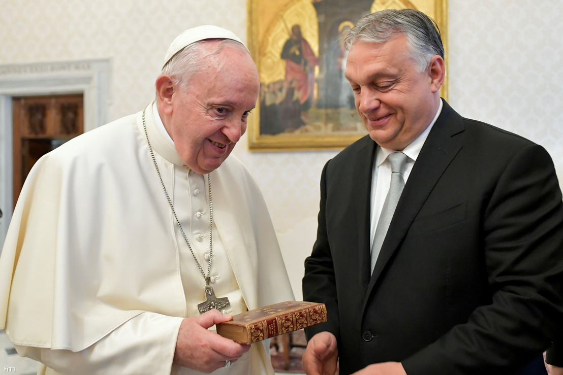 A Vatikáni Média által közreadott képen Ferenc pápa magánkihallgatáson fogadja Orbán Viktor miniszterelnököt a Vatikánban 2022. április 21-én
